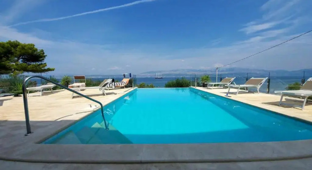 Вилла Deluxe Stunning Home in Sutivan With Wifi, Outdoor Swimming Pool and Heated Swimming Pool