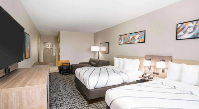 Четырёхместный люкс c 1 комнатой La Quinta Inn & Suites by Wyndham Montgomery