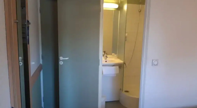 Трёхместный номер Standard ibis budget Versailles Chateau Saint cyr lEcole