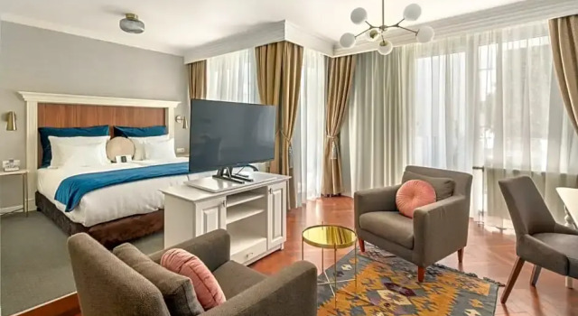Полулюкс Queens Court Hotel & Residence