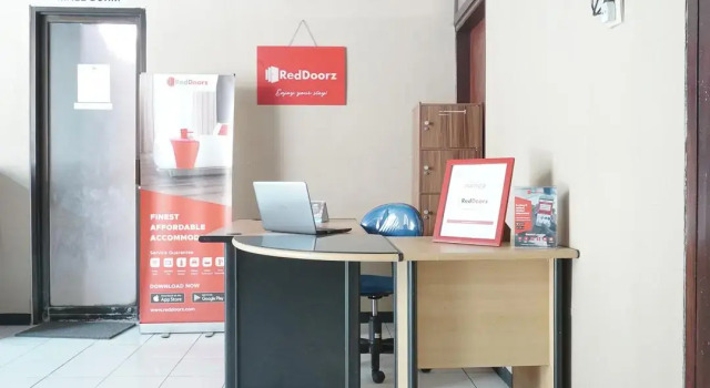 RedDoorz Hostel @ Borobudur Street, Buchen Sie Hostel Malang Jawa Timur, in der Nähe von Museum Mpu Purwa