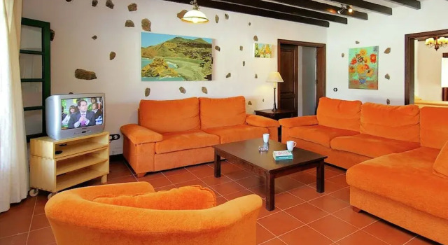 Detached Villa With Communal Swimming Pool Located in the North of Lanzarote, Забронировать Вилла Отели Ланцароте 3 звезды, 3*