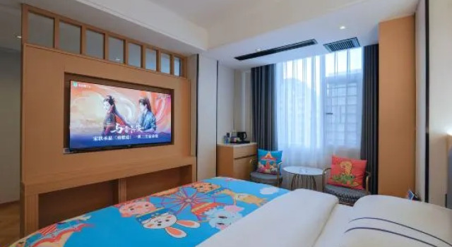 Люкс Yijiaqin Hotel (Zhaotong Jinhai Building Materials and Provincial Cultivation Culture Park Branch)