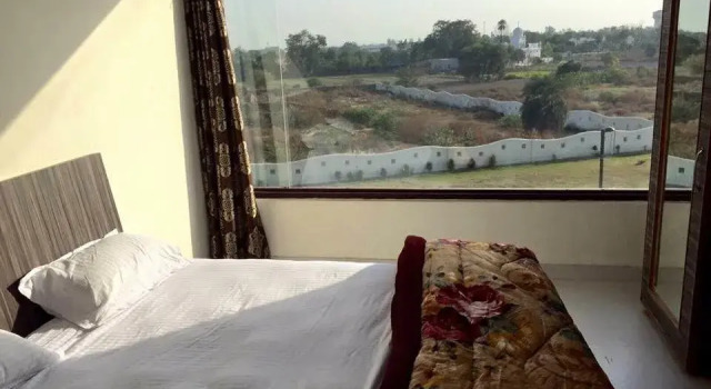 Hot Millions, Varaa Hotelli Sangrur Punjab