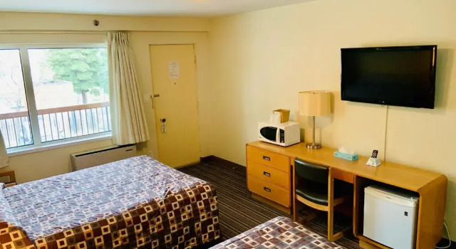 Четырёхместный номер Standard Toronto Lakeshore Hotel
