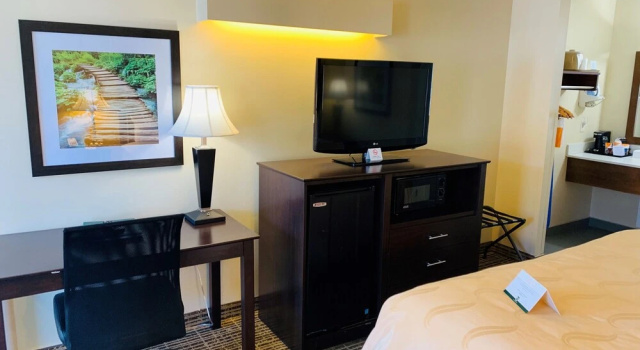 Четырёхместный номер Standard Quality Inn Seneca