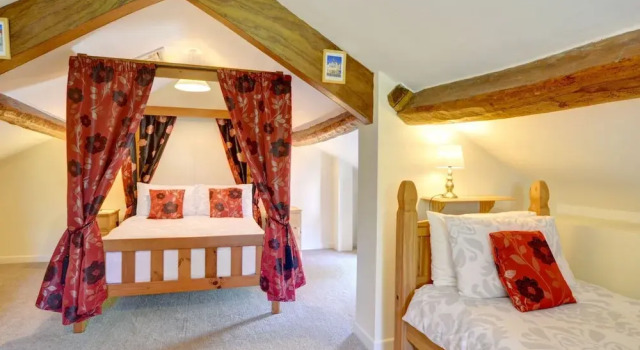 Pretty Holiday Home With Sunny Garden and a Comfortable Four-poster bed