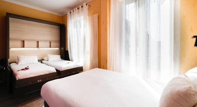 Четырёхместный номер Superior Logis Hôtel Des Châteaux De La Loire