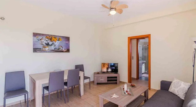 Spacious 2 Bedroom House with Fantastic Yard