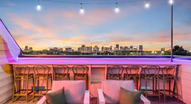 Hip Rooftop Deck Game Room in Downtown Nashville, Prenota Casa vacanze Hotel a Tennessee con parcheggio, Parcheggio