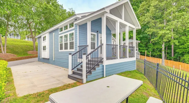 Коттедж c 1 комнатой Lake View Tiny Home w/ Pool Access