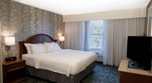 Двухместный люкс Courtyard by Marriott Chapel Hill