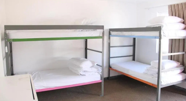 Vuode makuusalissa RAD Hostel