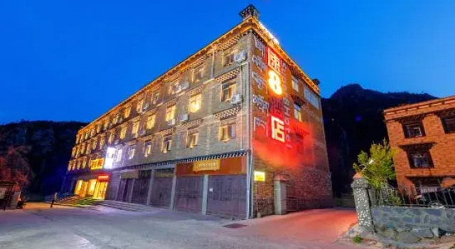Super 8 Hotel (Entrance to Daocheng Yading Scenic Area), Boek Hotel Daocheng Sichuan