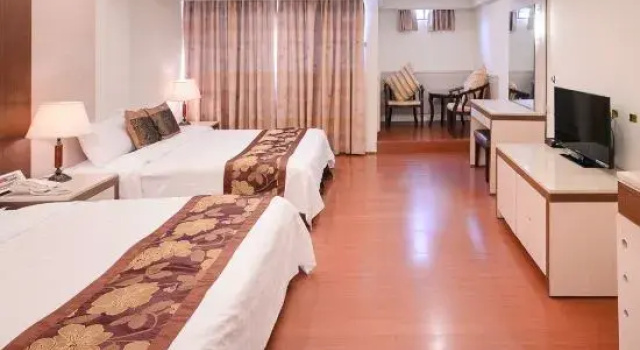 Четырёхместный семейный номер Standard Waugh Den Business Hotel