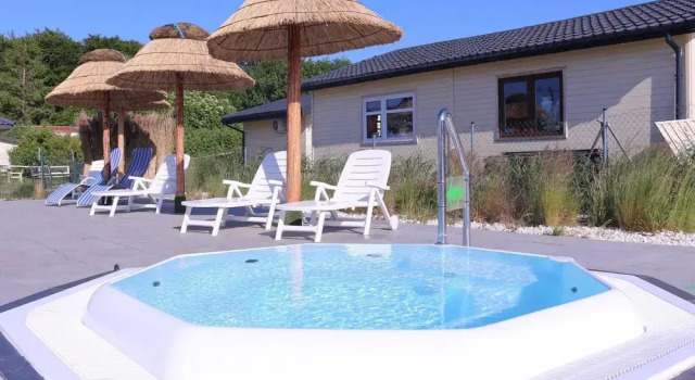 Single-story Holiday Home, Pool, Jacuzzi