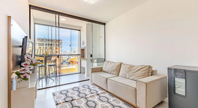 Apartamento em Condomínio com Piscina Pertinho do Mar
