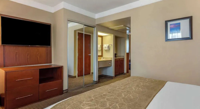 Двухместный люкс Executive Comfort Suites Visalia - Convention Center