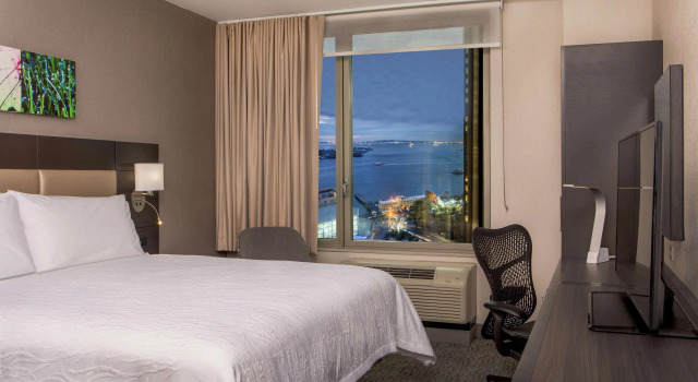 Номер Standard с видом на воду Hilton Garden Inn NYC Financial Center/Manhattan Downtown