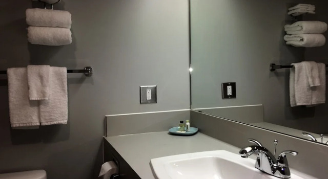 Четырёхместный номер Standard с балконом Home Away Inn