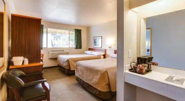 Четырёхместный номер Standard Coachman Inn