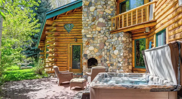 Коттедж Life on Easy Street with Hot Tub 7 Mi to Dwtn