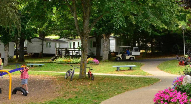 Camping L'Europe, Rezerwuj Pole kempingowe Hotele w Massif du Sancy z basenem, Basen