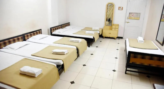 Кровать в общем номере Hotel Sai Yatri