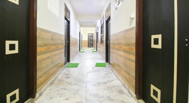 OYO 67783 Hotel Red Stone, Забронировать Отель Отели Газиабад с парковкой, Парковка
