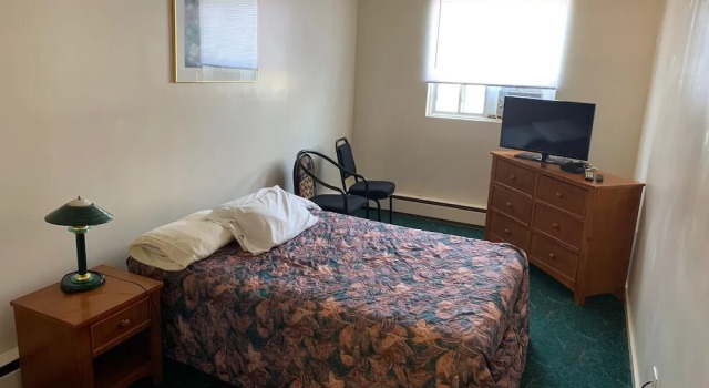 Vivian Motor Hotel, Book Hotel Hotels in Neepawa with Parking, Parking