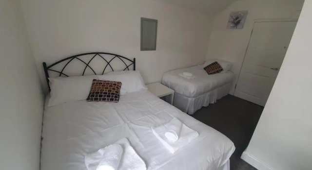 LARGE HOUSE, sleeps 16! Private garden, Free parking!