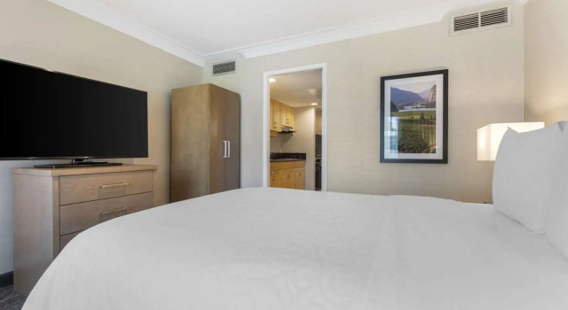 Двухместный номер Executive с балконом Best Western Plus Kelowna Hotel & Suites