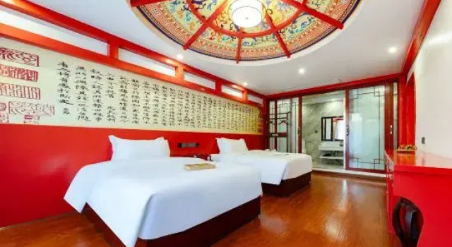 Двухместный люкс с балконом Guanshan Garden Ancient Chinese Holiday Inn Zhangjiajie National Forest Park Branch