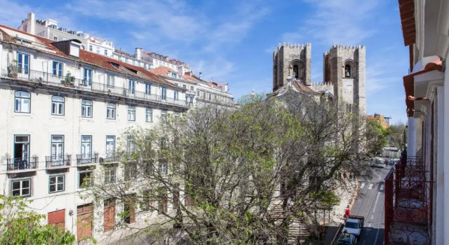 Alfama Sophisticate Flat With Balconies 2Bedrs 2Baths & AC in 19th Century Building Historic Center