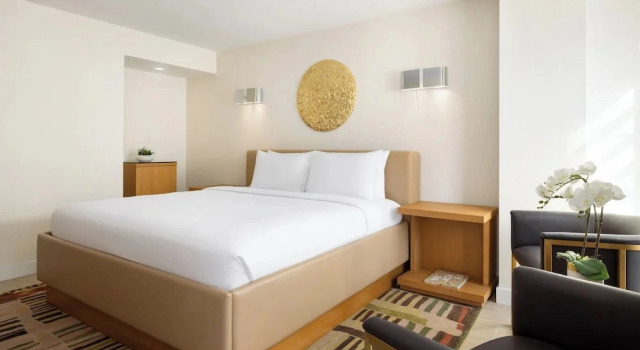 Четырёхместный номер Standard с балконом и с частичным видом на океан Collins Court South Beach