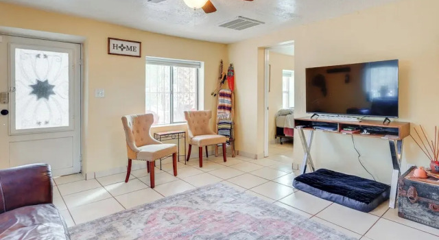 Коттедж Walk Downtown: Authentic Adobe Home in Las Cruces!