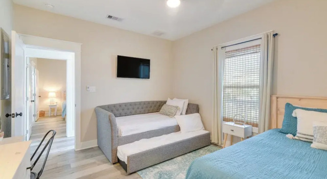 Galveston Home w/ Pool Access, Walk to Beaches!