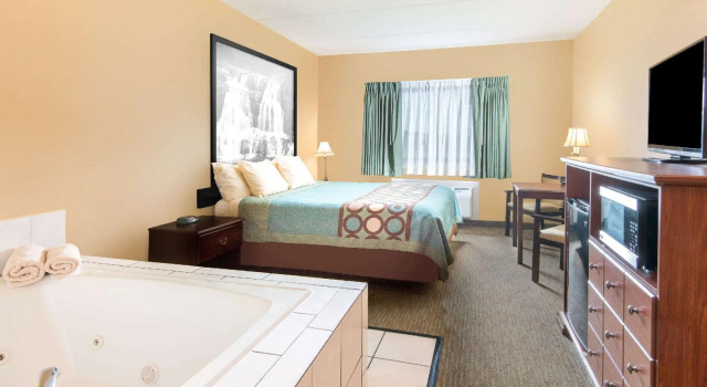 Люкс Deluxe Super 8 by Wyndham Henrietta/Rochester Area