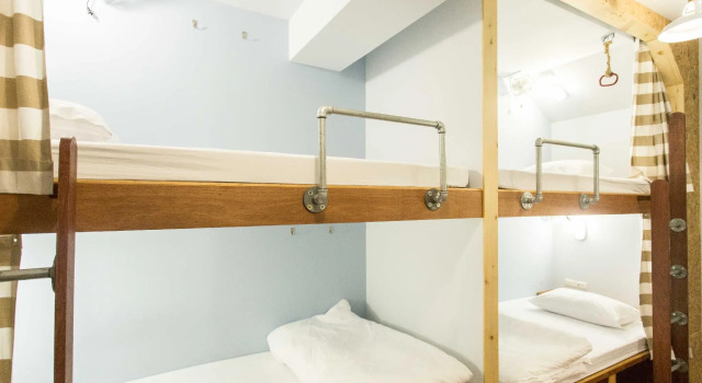 Кровать в общем номере Barn & Bed Hostel at BTS Phrom Phong