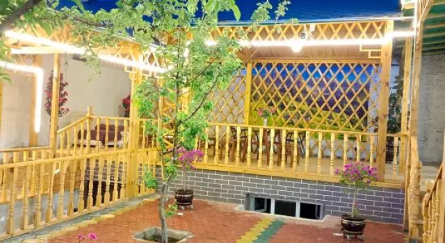Eight Trees Homestay, Boek Hotel Tekes Xinjiang