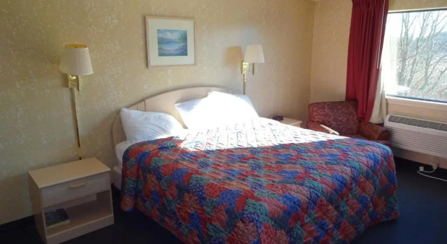 Четырёхместный номер Standard Hilltop Express Inn