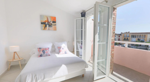 Superb holiday home in Port Grimaud with jetty, Забронировать Отель Порт-Гримо 