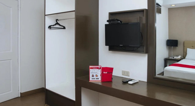 RedDoorz Plus @ Balagtas Makati, Prenota Hotel Makati City 