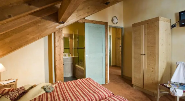 Кровать в общем номере с 3 комнатами Chalets Montana Airelles