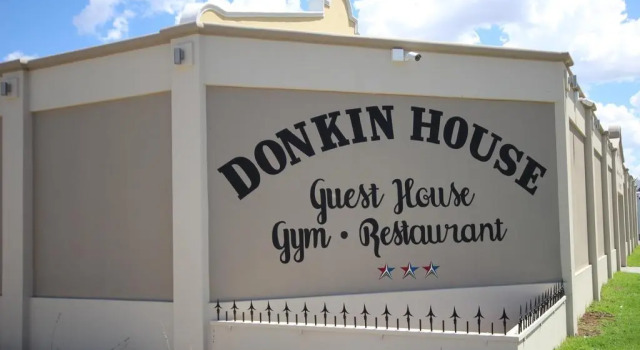 Donkin House, Забронировать Отель Отели Бофорт-Уэст с парковкой, рядом с Christian Barnard Museum Beaufort West, Парковка