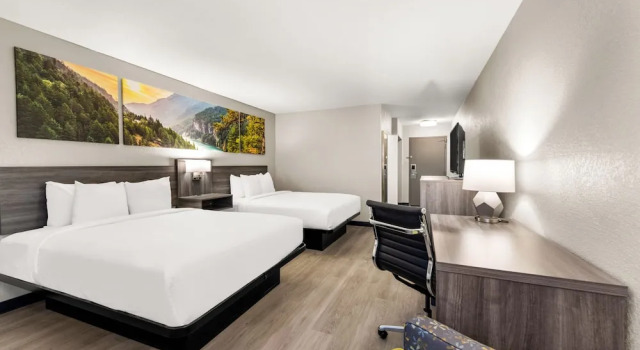 Четырёхместный номер Standard с балконом Clarion Pointe Rhinelander Downtown