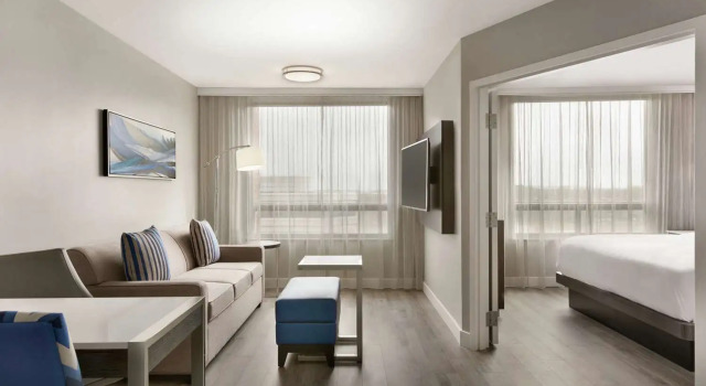 Люкс с 2 комнатами Embassy Suites By Hilton Montreal Airport