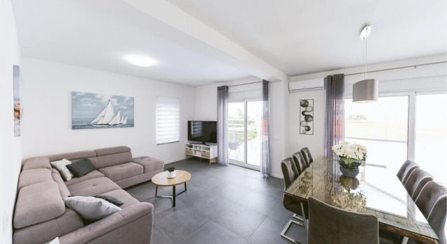 Stunning Home in Kastel Kambelovac With 4 Bedrooms, Wifi and Outdoor Swimming Pool, Book Hotel Kastel Kambelovac Kaštela