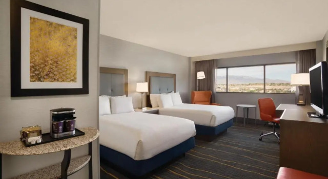 Четырёхместный номер Standard с видом на горы DoubleTree by Hilton Hotel Albuquerque
