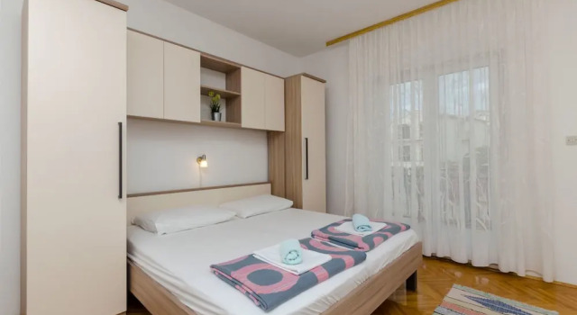 Apartments Zdravka G, Забронировать Апартаменты/квартира Отели Примоштен с парковкой, рядом с Общественный Пляж Порат, Парковка